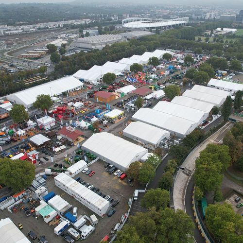 Vogelsperspektive auf das Landwirtschaftliche Hauptfest mit den Ausstellungszelten