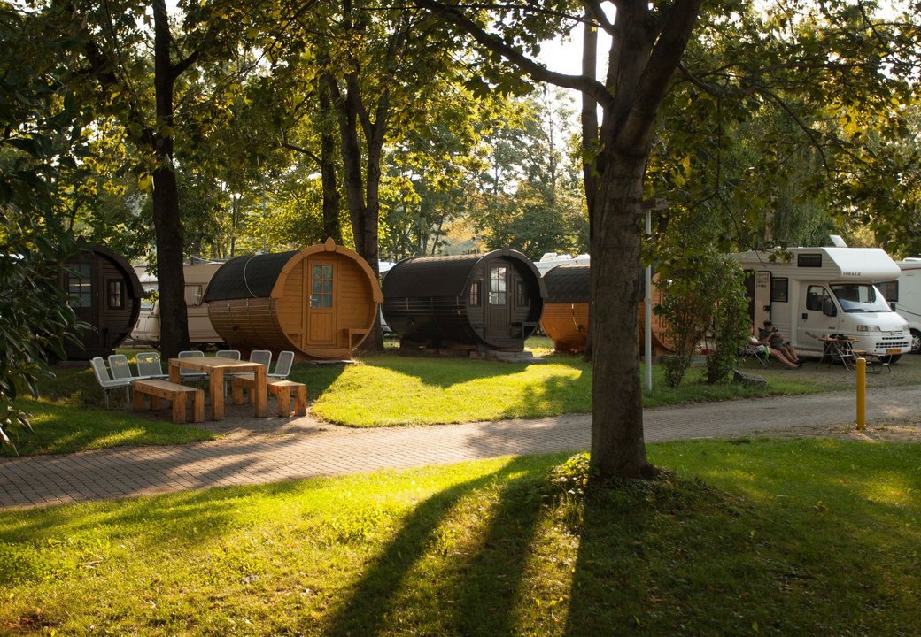 Mobile Homes auf einem Campingplatz in schönem Licht bei Sonnenaufgang