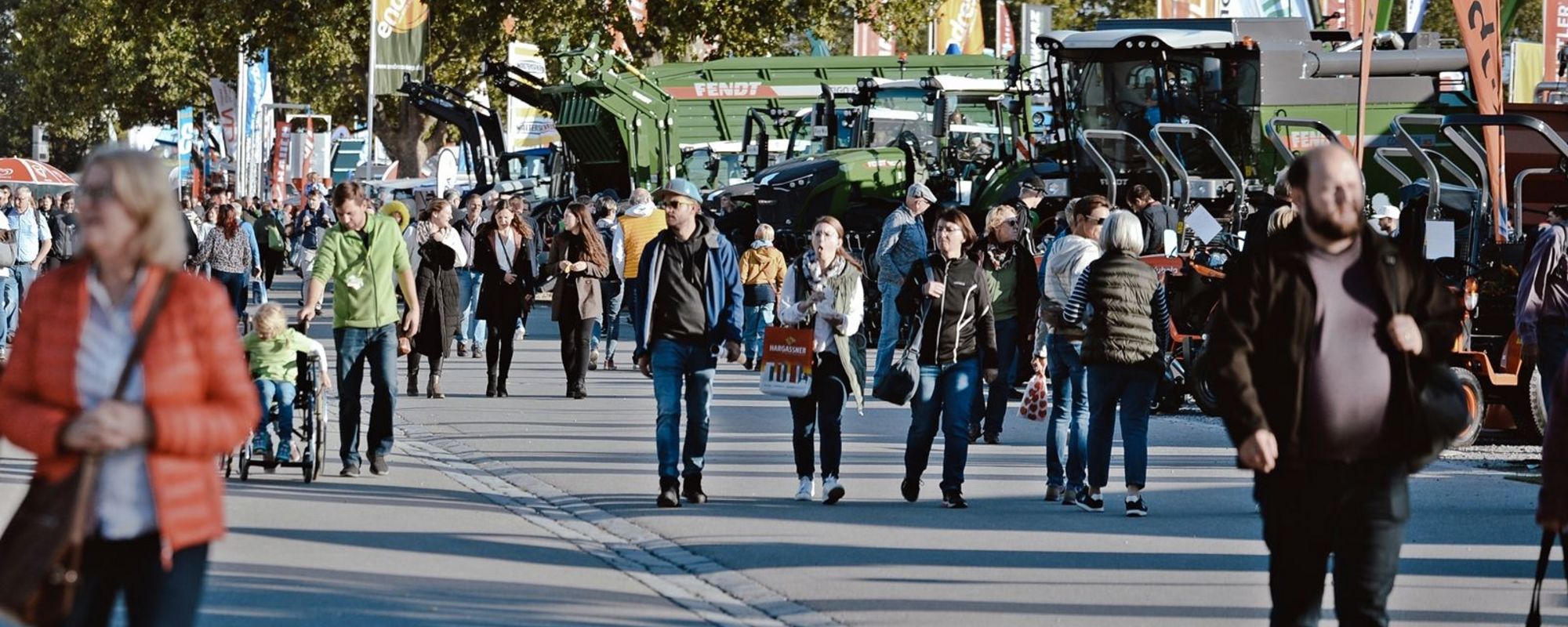 Menschen laufen über das Gelände des Landwirtschaftlichen Hauptfestes