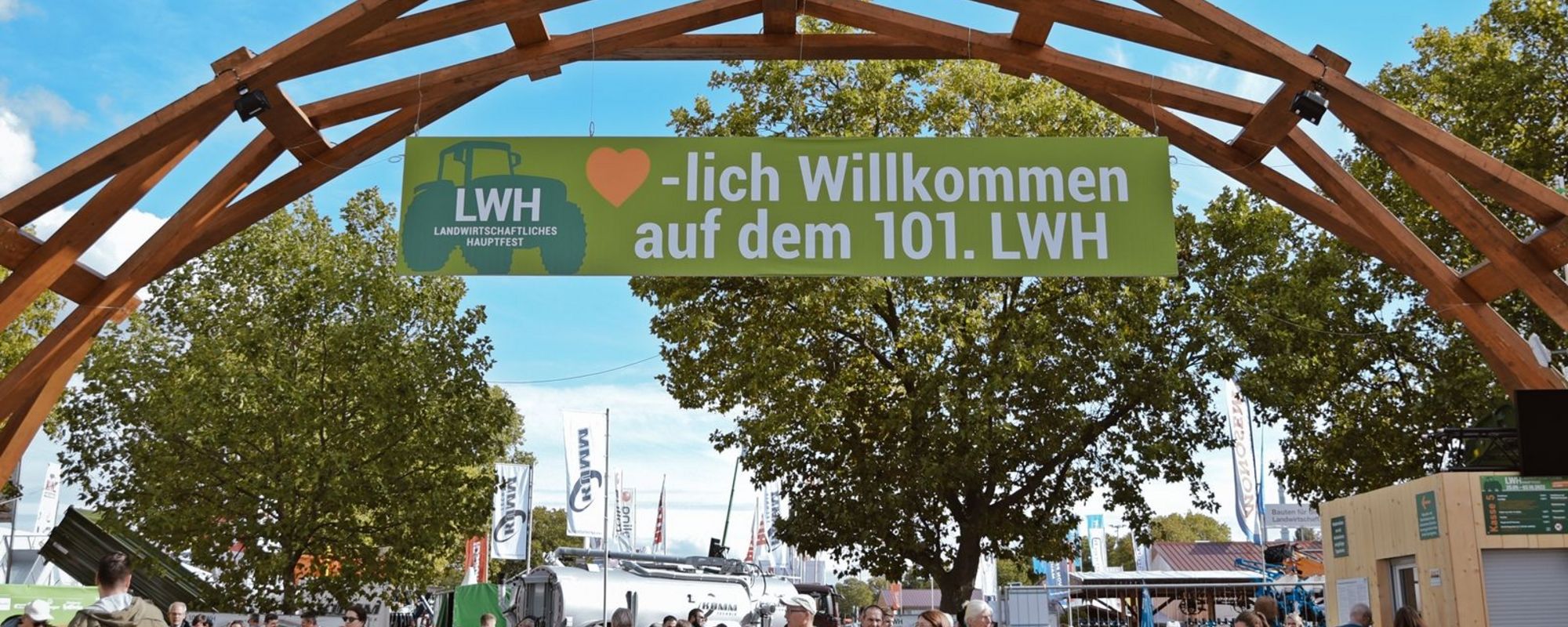 Eingangstor des Landwirtschaftlichen Hauptfestes. Auf dem Tor steht "Herzlich Willkommen auf dem 101. LWH"