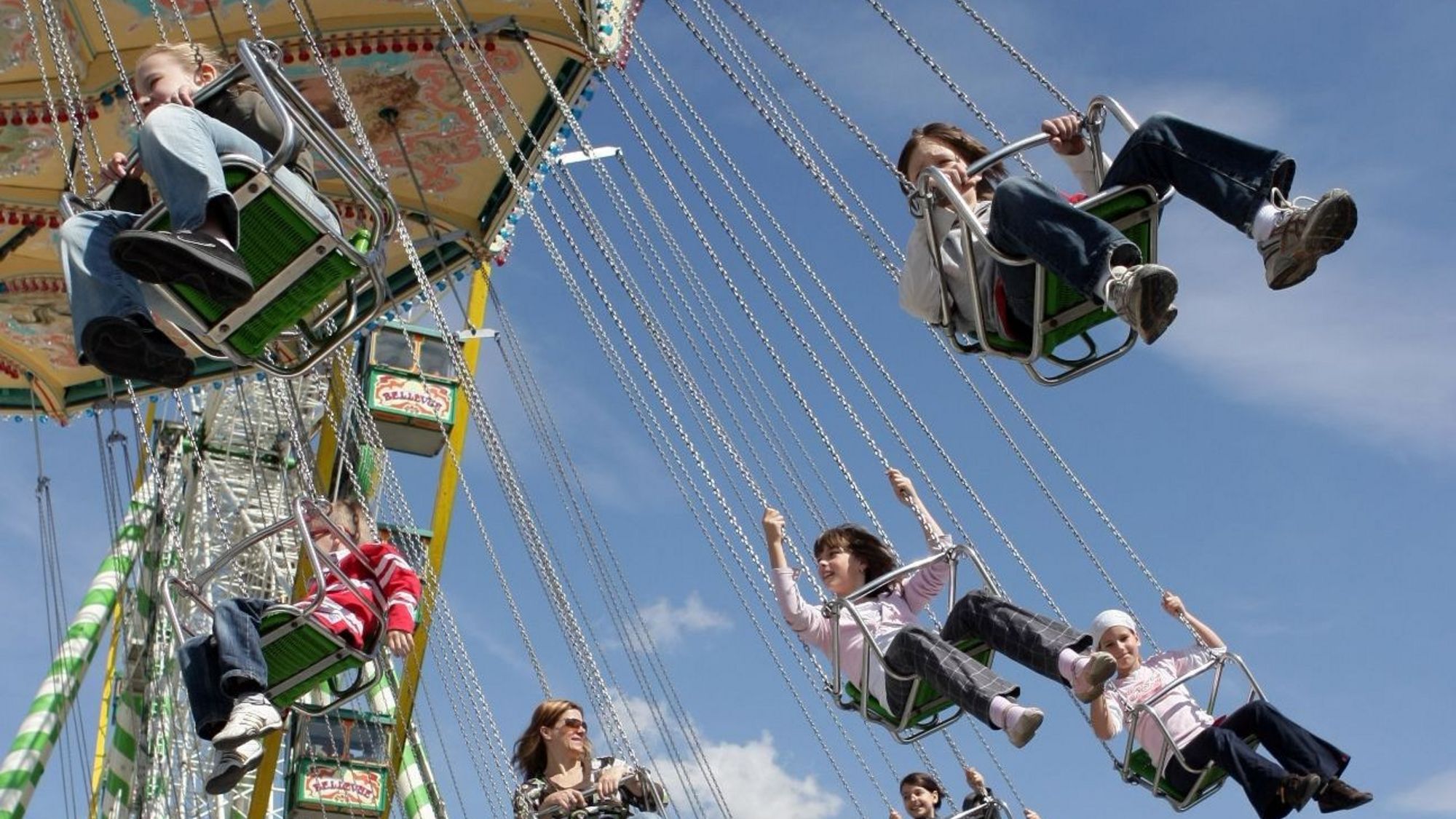 Ein vollbesetztes Kettenkarussell dreht seine Runden auf dem Stuttgarter Frühlingsfest