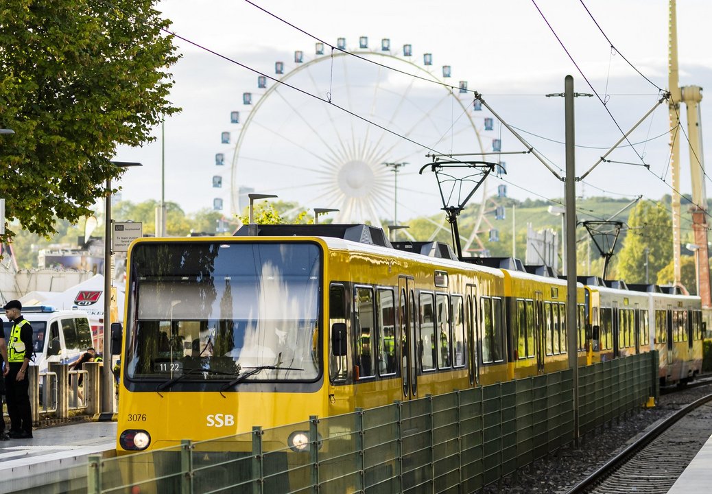 Eine Stadtbahn fährt in die Haltestelle "Cannstatter Wasen" ein. Im Hintergrund sieht man ein Riesenrad.