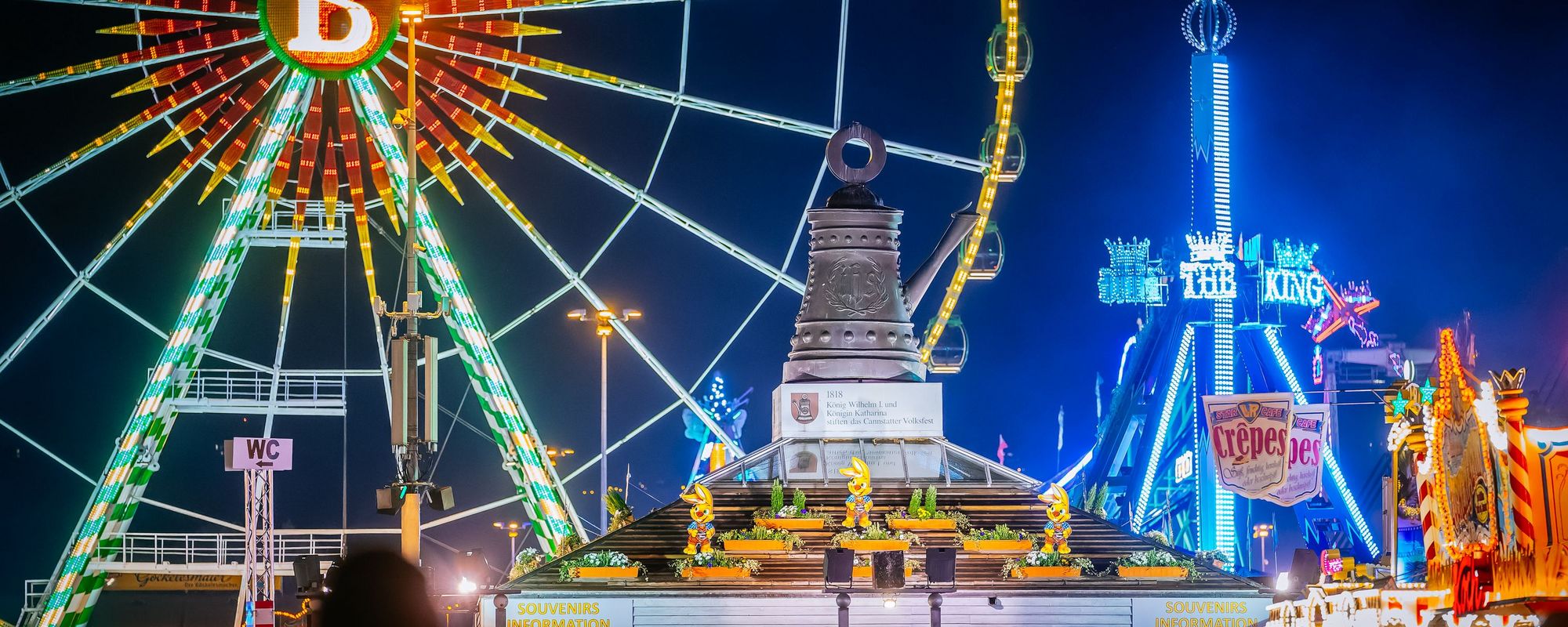 Die Cannstatter Kanne bei Dunkelheit - im Hintergrund steht das Riesenrad "Bellevue"