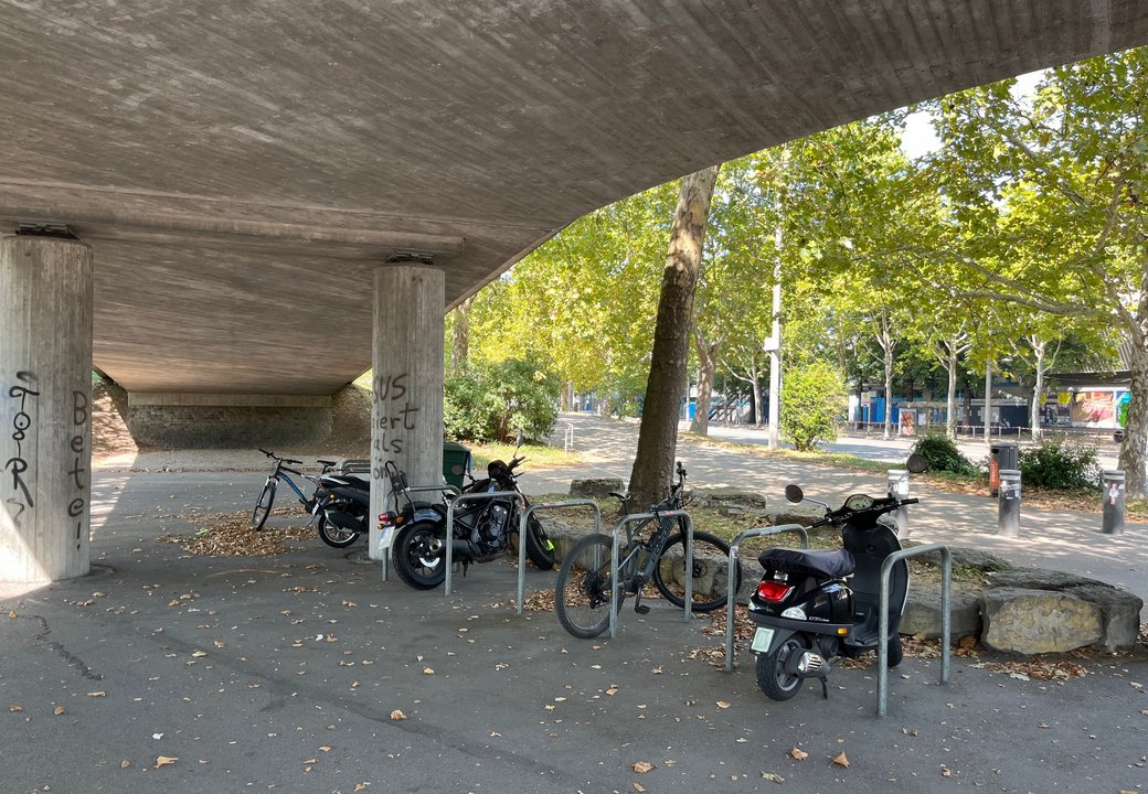 Fahrradstellplatz unter dem Willi-Daume-Steg.