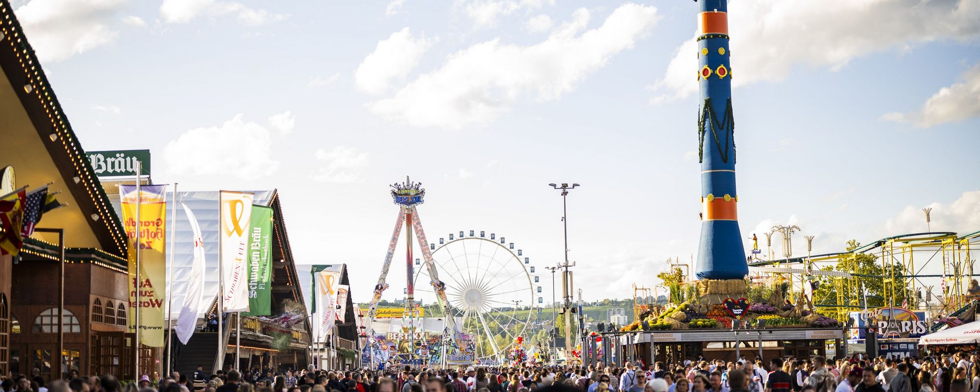 Unzählige Menschen laufen rund um die Fruchtsäule über das Cannstatter Volksfest
